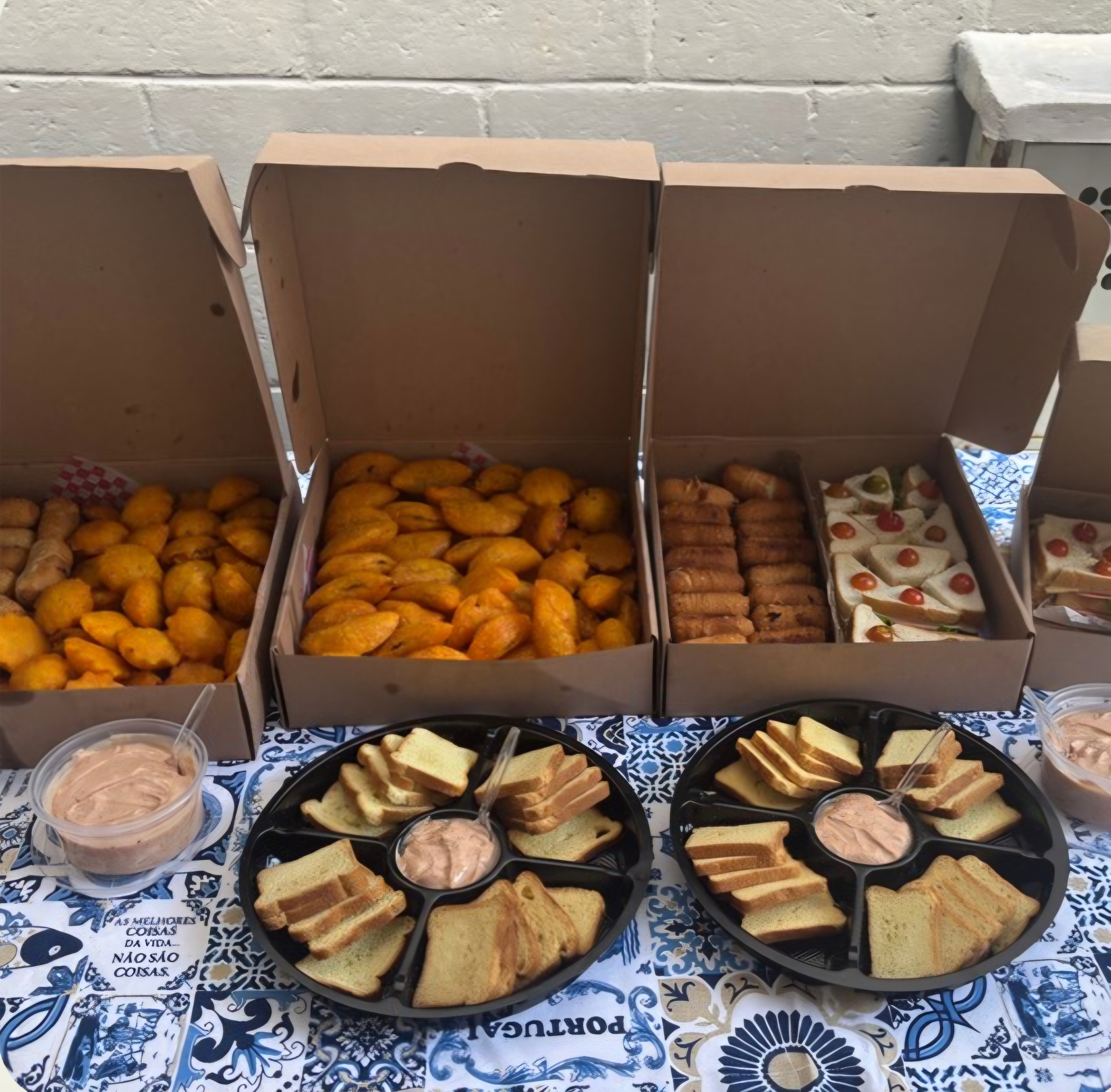 Caja Pa' Picar Grande Deli Snacks